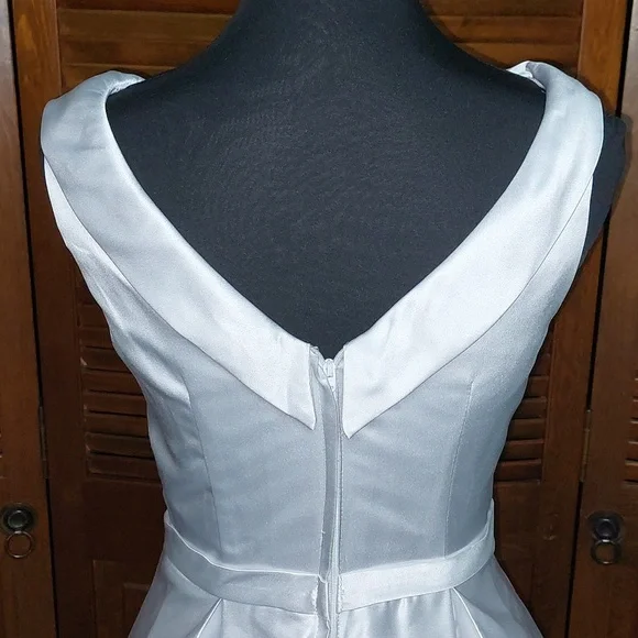 White 1950s Style Satin A-Line Tea Length Wedding Dress and Bow Veil Sz 6 - Picture 8 of 17